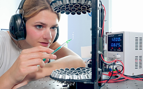 Studentin im Labor mit Kopfh?rern