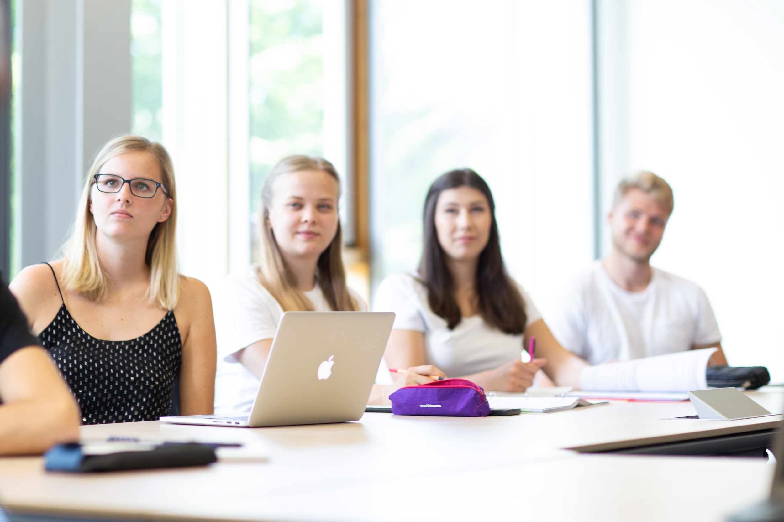 Studierende in einem Seminar als Zuhörer