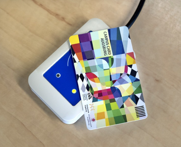 Eine Chipkarte liegt auf einem Leseger?t