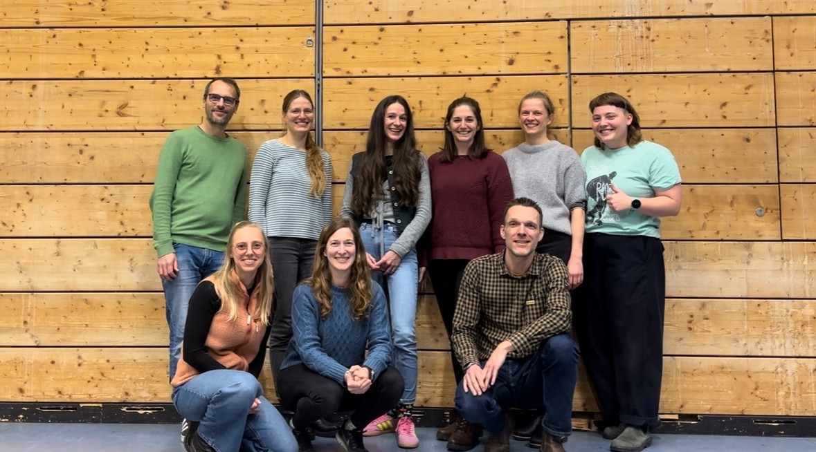 Teilnehmende des Kolloquiums in Sporthalle