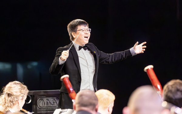 Jen-Jen Liu dirigiert ein Blasorchester im Finale des World Music Contest 2026.