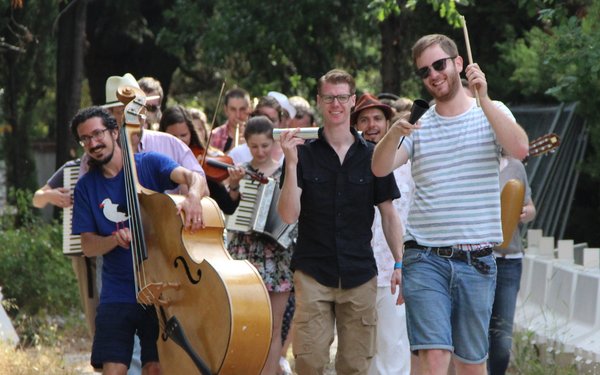 Marching Band aus Dozierenden und Studierenden der Musikpädagogik