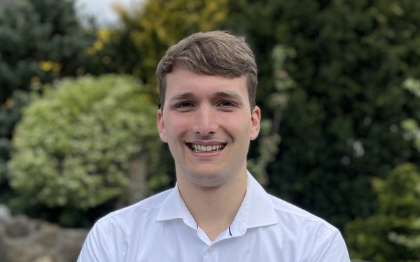 Dr. Moritz Hauck lächelt in die Kamera