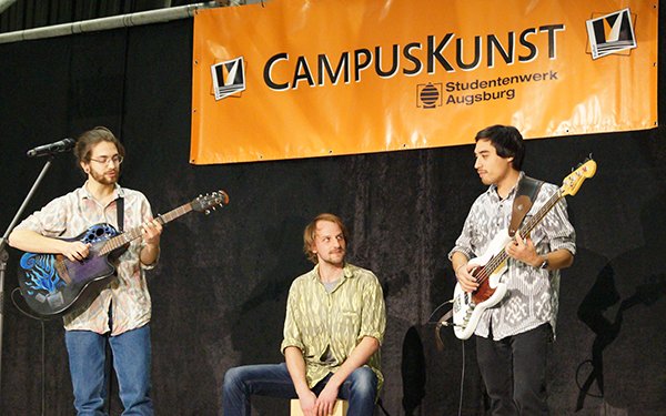 Musikgruppe bei der "Campuskunst"