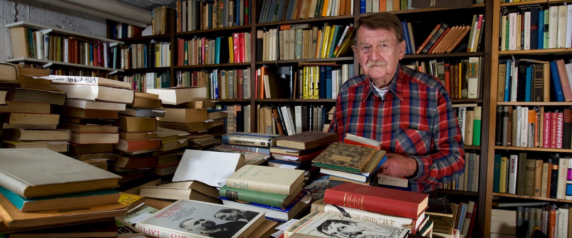 Georg P. Salzmann in seinem Archiv