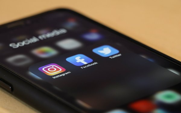 Smartphone mit Social Media Apps