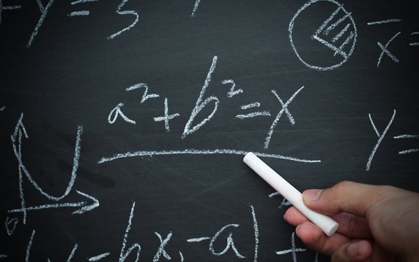 Schwarze Tafel mit mathematischen Formeln