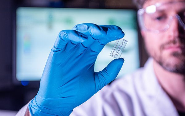 Mitarbeiter im Labor mit einem Chip