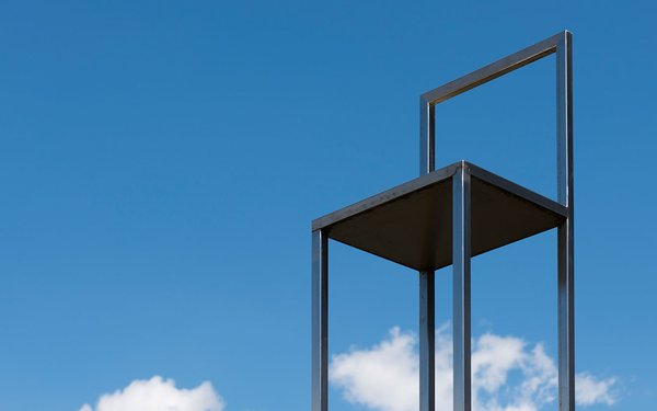 Großer Stuhl vor blauem Himmel