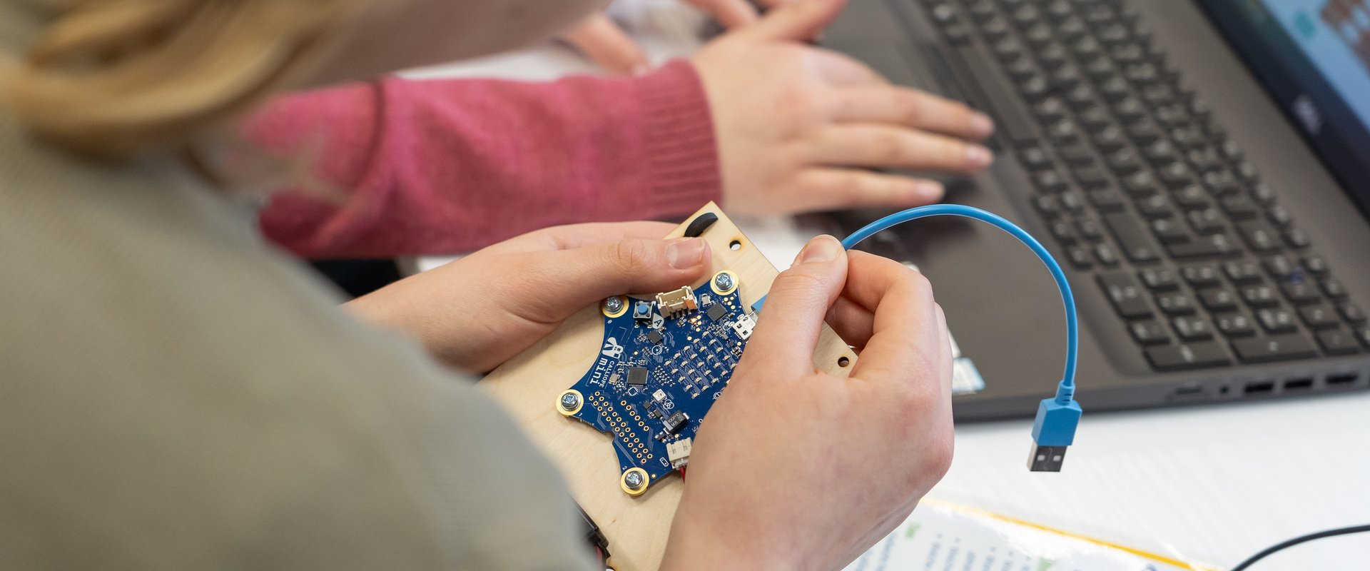 Teilnehmerin hantiert an einer Elektronikplatte