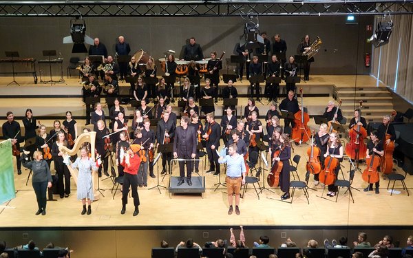 Gro?er Schlussapplaus f��r Dirigent Christoph Teichner und die Mitwirkenden des Projekts "H?nsel und Gretel"