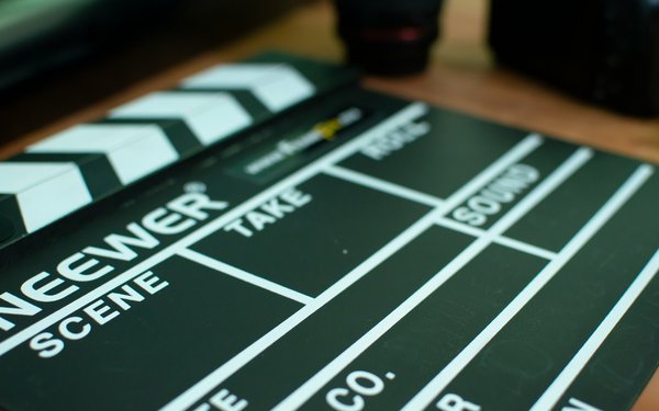 Zu sehen ist eine Filmklappe
