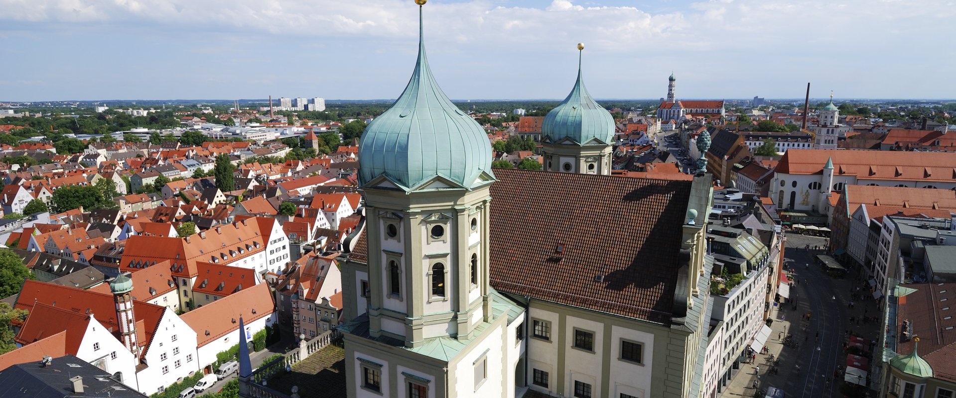 Vogelperspektive auf Augsburger Rathaus und Innenstadt