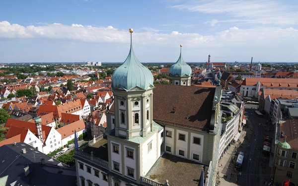 Vogelperspektive auf Augsburger Rathaus und Innenstadt
