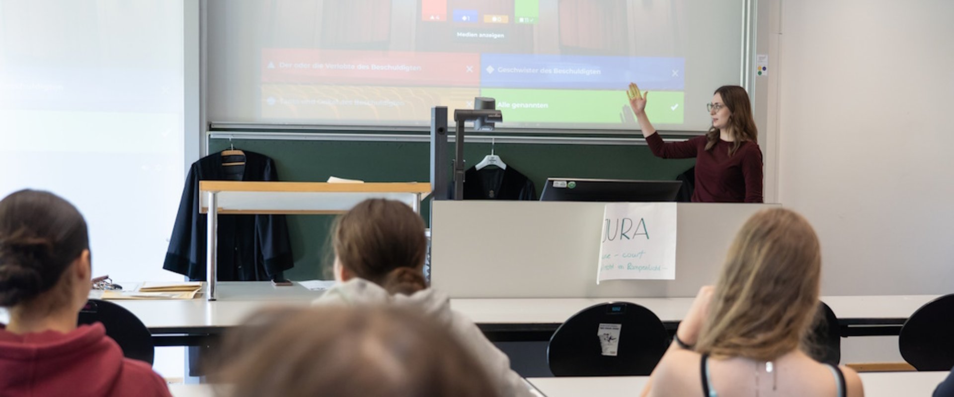 Blick von hinten auf die Tafel während des Girls'Days 2025.