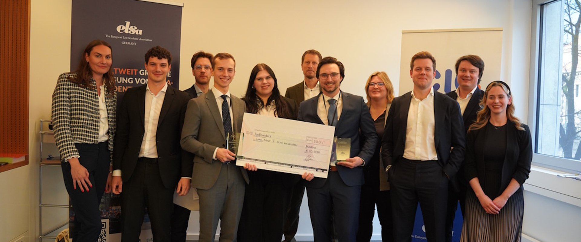 Bundessieger Kerschnitzki und Artner halten einen Scheck ��ber 500� hoch. Sie stehen in der Mitte der Teilnehmergruppe.