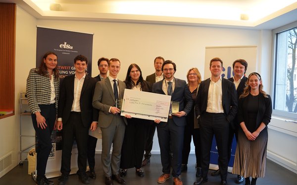 Bundessieger Kerschnitzki und Artner halten einen Scheck ��ber 500� hoch. Sie stehen in der Mitte der Teilnehmergruppe.