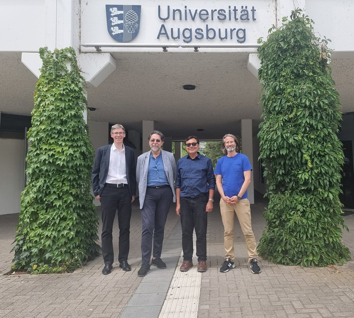 Prof. Bhattacharya (University of Pittsburgh) and Prof. Berti (University of Technology Sydney) gave a talk at the Cluster Strategy & Information's research seminar
