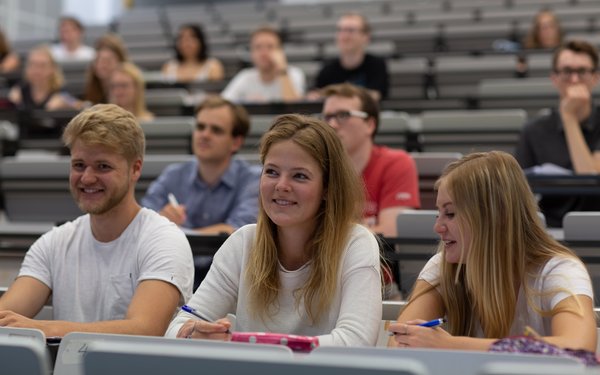 Studierende sitzen im H?rsaal