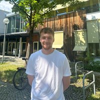 Valentin, 2. Semester, steht vor der Juristischen Fakultät.