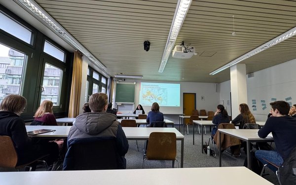 Sch��ler beim Vortrag von Prof. Dr. Pietrini