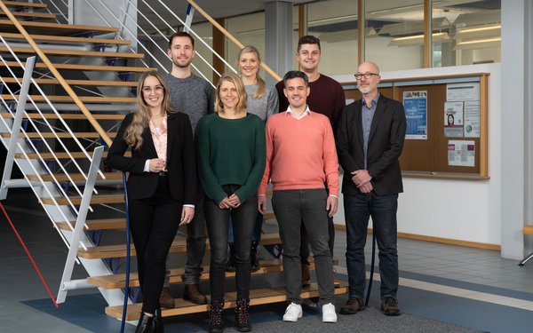 Lehrstuhlfoto Nuscheler, links oben: Simon Vaclahovsky, Christine Leopold, Niklas Rott, links unten Regina Papp, Marina Krauß, Simon Binder und Herr Prof. Robert Nuscheler