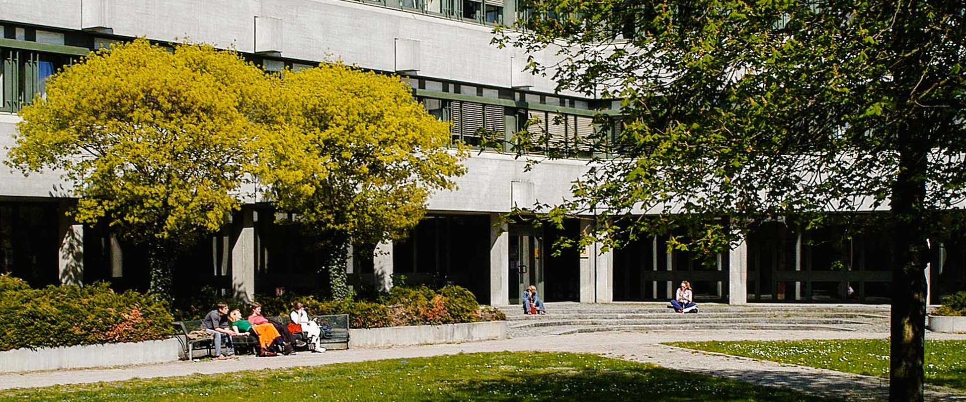 Studierende sitzen im Innenhof