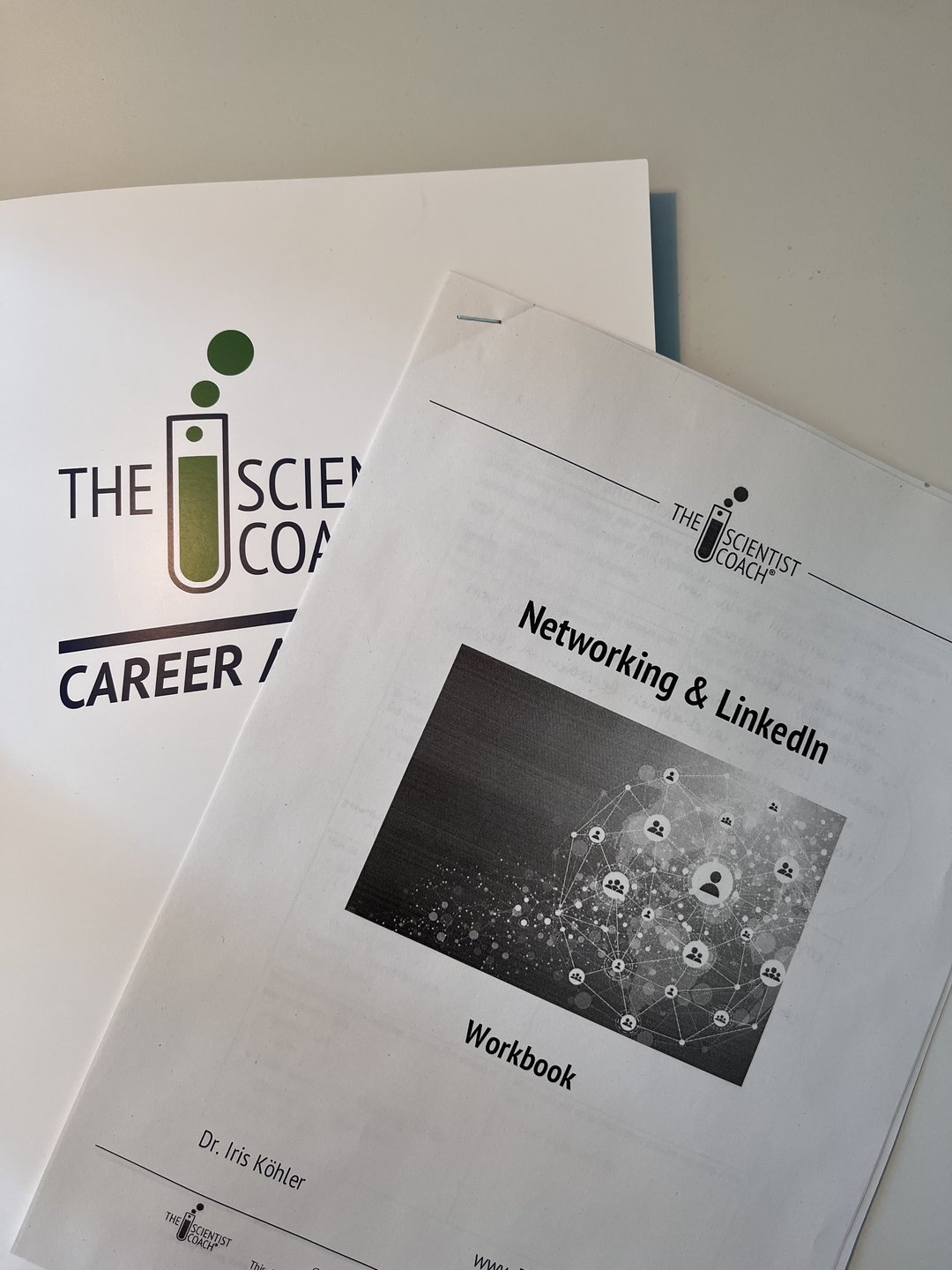 Bild der Veranstaltungsunterlagen des LinkedIn-Workshops auf einem Tisch.