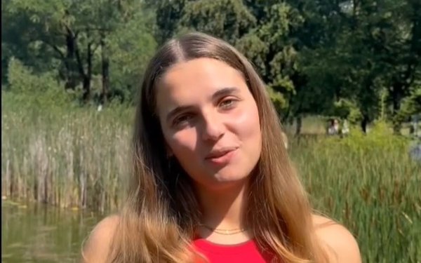 Studentin steht vor Campus-Teich