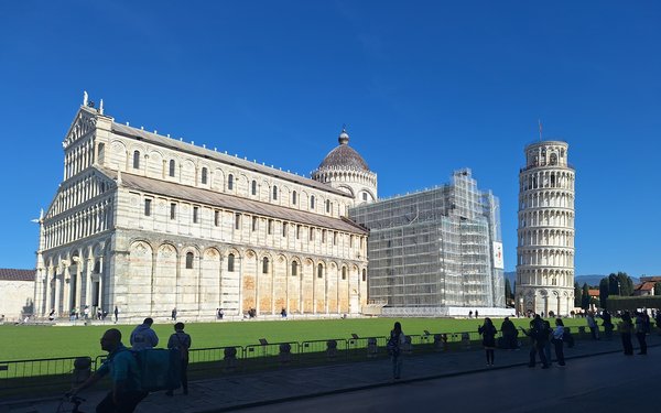 Ein Bild des schiefen Turms von Pisa.