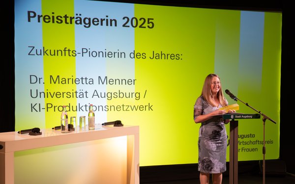 Dr. Marietta Menner, die Preisträgerin des Augusta Wirtschaftspreises als Zukunfts-Pionierin des Jahres 2025, am Rednerpult nach Empfang des Preises