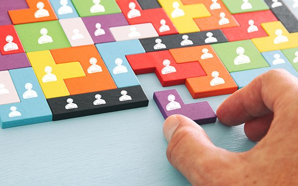 Puzzelteile mit Personen darauf