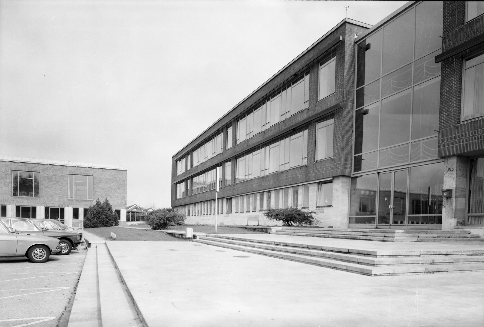 Blick auf das Hauptgebäude (rechts) der Pädagogischen Hochschule Augsburg
