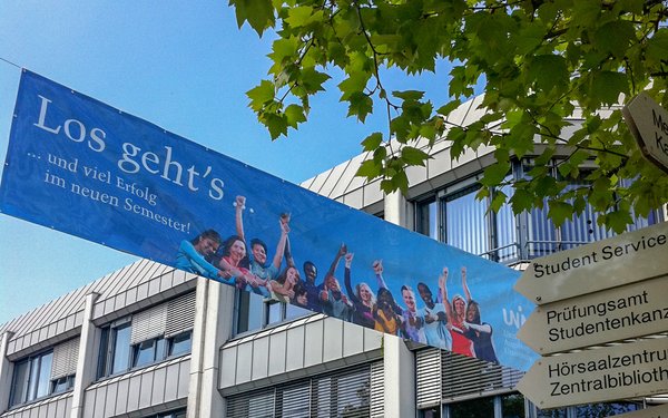 Los geht's - Willkommensbanner an der Universität Augsburg für Erstsemester-Studierende