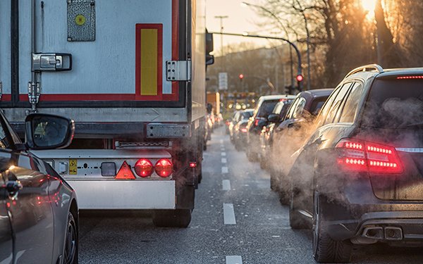 Stau mit Autos und einem LKW