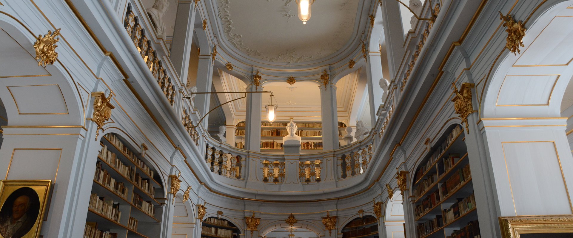 Innenraum der Anna-Amalia-Bibliothek in Weimar, Blick zur Decke und den Balkonen