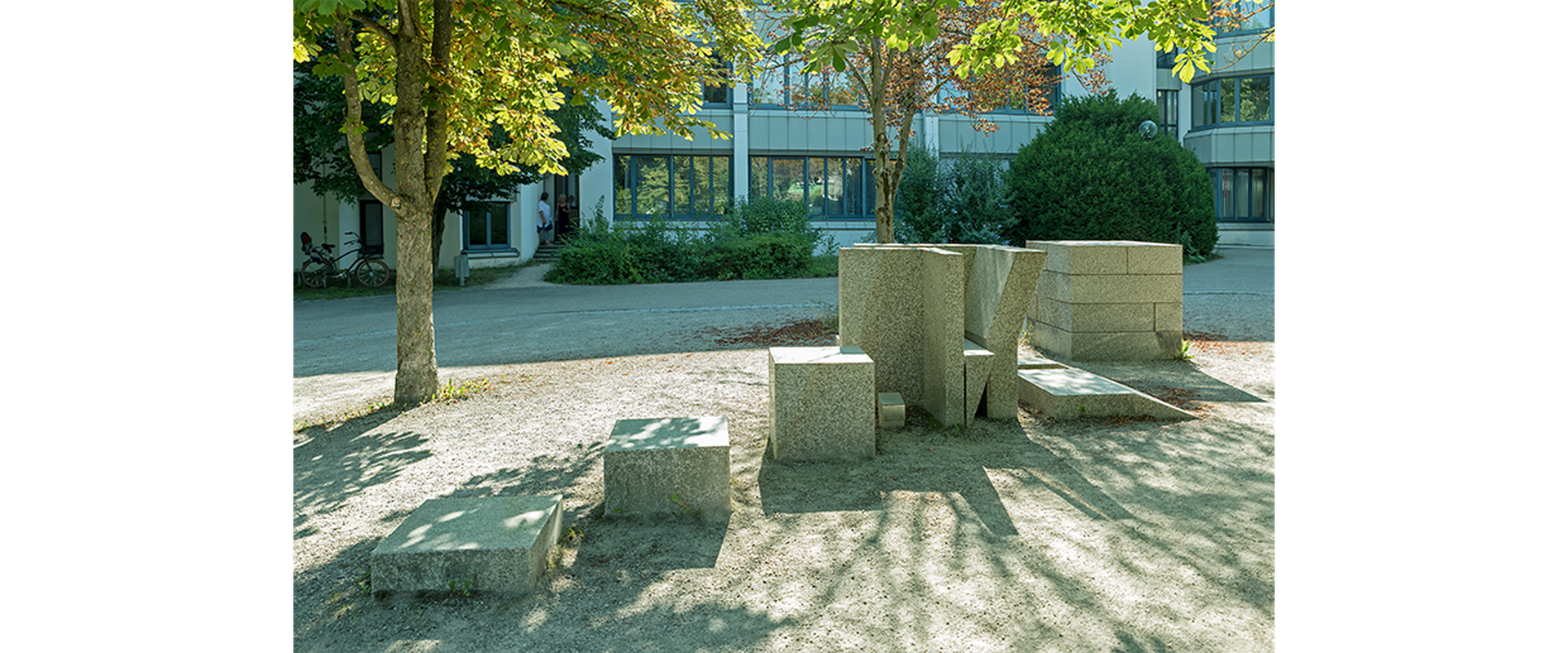Auf dem Bild sieht mein ein Kunstwerk von Leo Kornbrust, das aus verschieden angeordneten Steinen besteht.