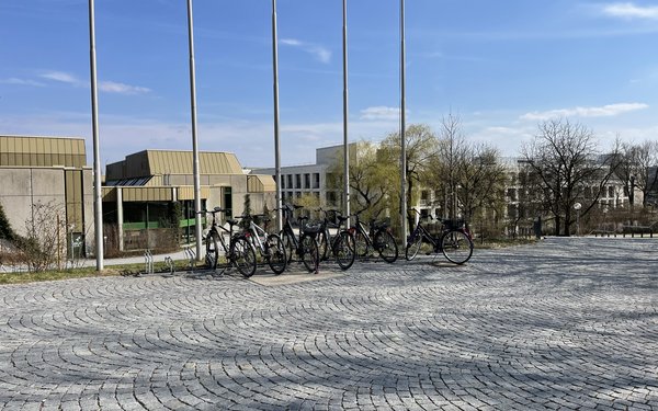 Zu sehen ist die swabi-Leihfahrradstation an der Zentralbibliothek der Universität Augsburg