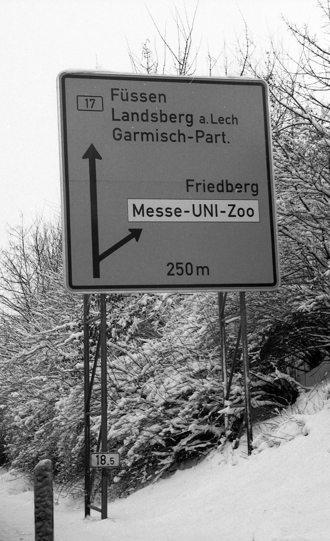Ein Aufreger über viele Jahre hinweg: die Hinweisschilder zur Universität