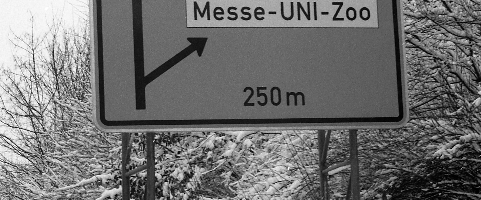 Verkehrsschilder zur Universität
