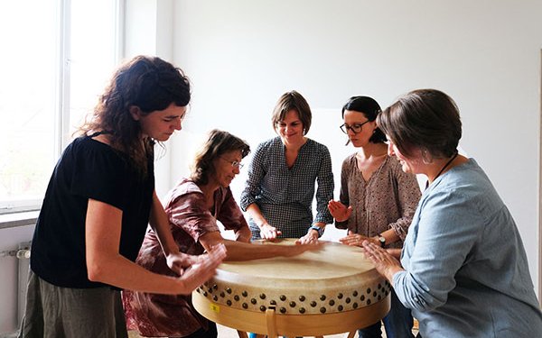 Studentinnen Musiktherapie an der Trommel