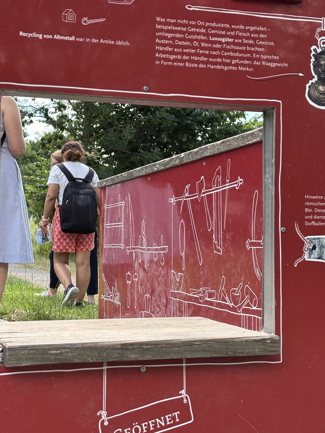 Exkursionsgruppe von Studierenden im Archäologischen Park Cambodunum (APC) in Kempten