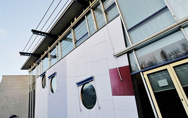 fakultaet_aussen_fenster_blauerhimmel