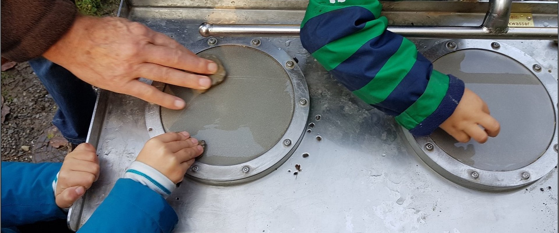 Arbeitsfläche zum Schleifen und Polieren von Flussgeröll an der „Forscherhütte“