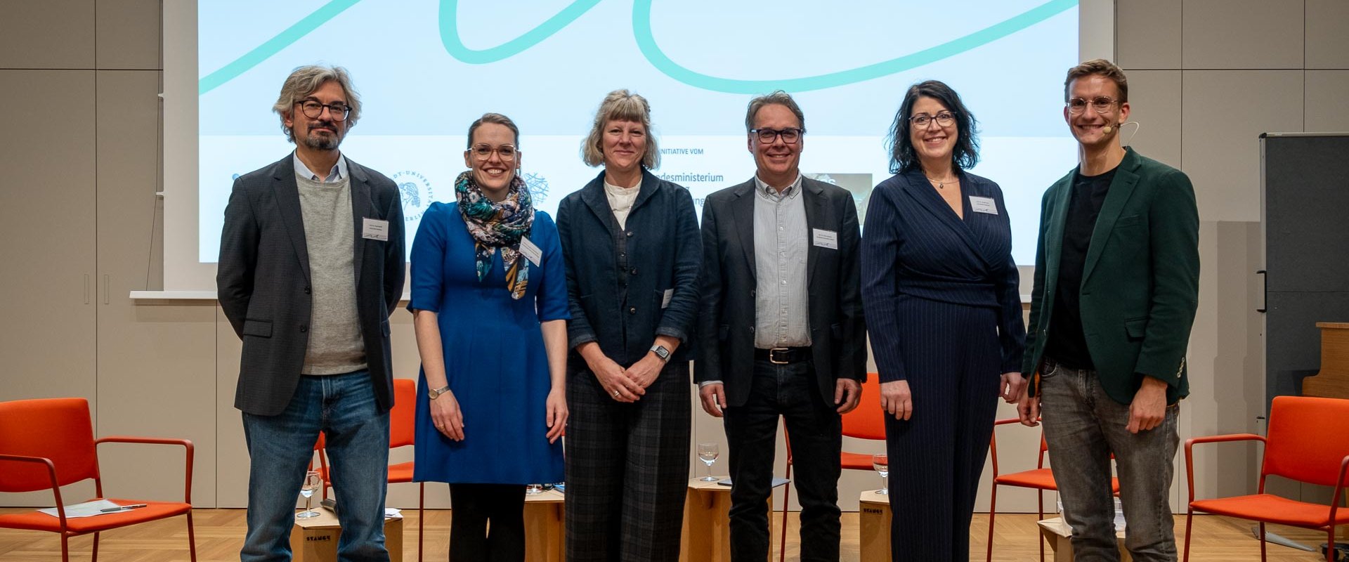 Teilnehmer der Panel-Diskussion (von links nach rechts): Frank Adloff, Angela Schwerdtfeger, Lisa Schipper, Klaus Eisenack, Angela Oels und Julius Neumann (Moderation)