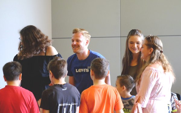 Aktionstag Musik 2019: Studierende tanzen mit Kindern