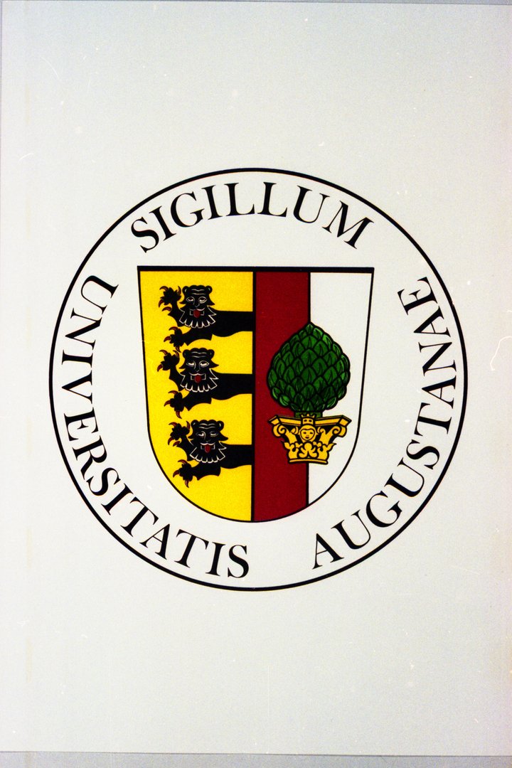 Verleihung eines Wappens an die Universität Augsburg durch den Bayerischen Staatsminister für Unterricht und Kultus im Rahmen der 10-Jahr-Feier am 7. November 1980