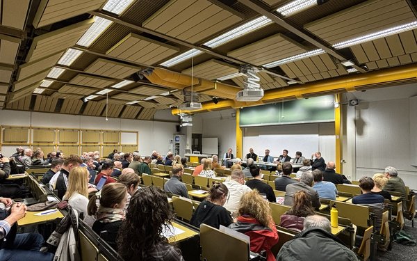 Blick auf den Zuschauerraum und das Podium bei der Diskussion