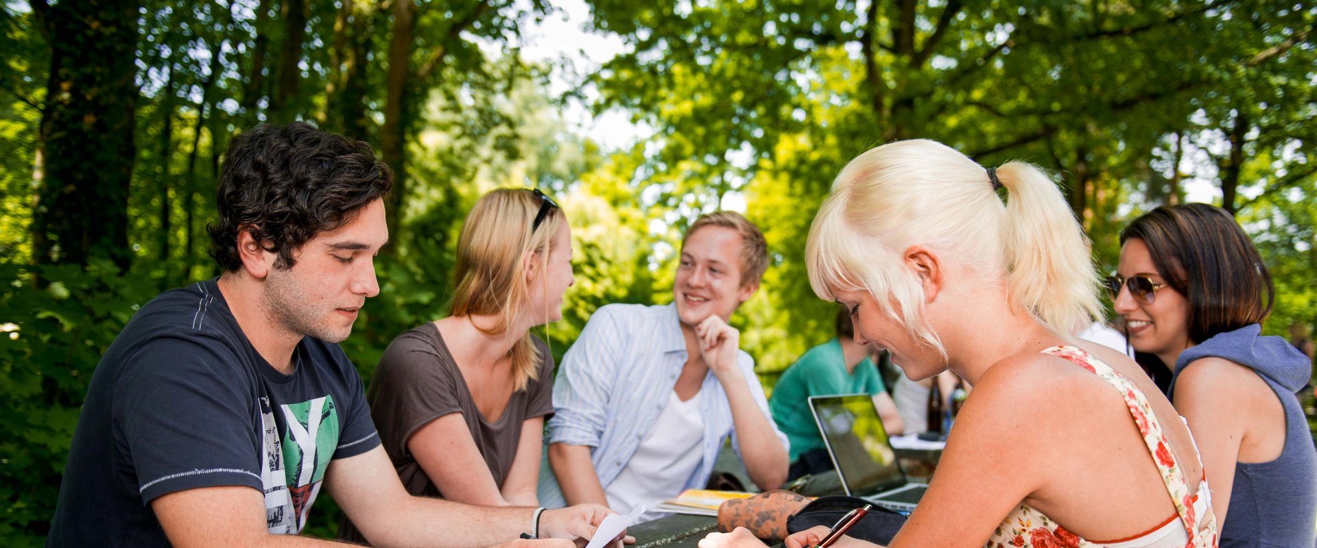 Studierende vor der Alten Cafetè