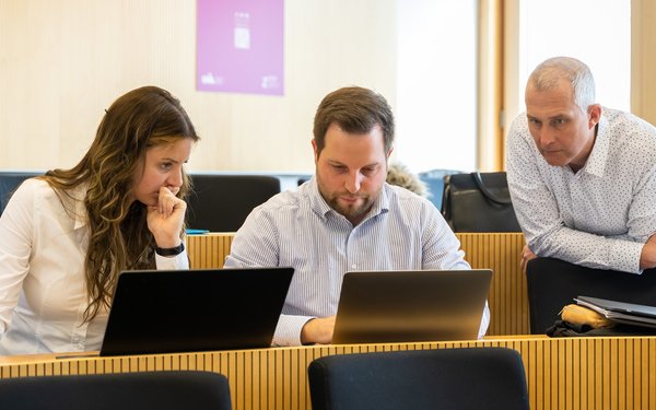 MBA Seminar Dozent mit Teilnehmern